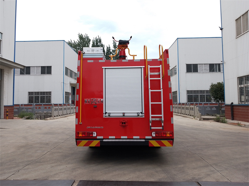 東風(fēng)D9水罐消防車(chē)(8.2噸)圖片